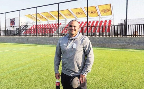 ¡De su bolsillo! 'Chupete' Suazo construyó un estadio para la comunidad de San Antonio