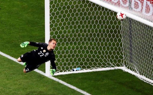 NO SE VIO POR TV: ¿Qué hacía Löw y qué le dijo Marco Fabián? El abrazo de 'Memo' Ochoa