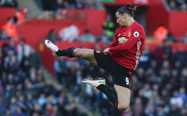 Ibrahimovic marca el gol 25 mil de la historia de la Premier League