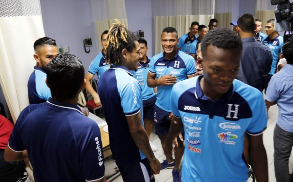 La Selección de Honduras emociona a los niños de la Fundación Ruth Paz