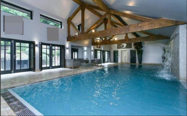 Con cancha de fútbol: La mansión de €4.2 millones de un exjugador del Manchester City