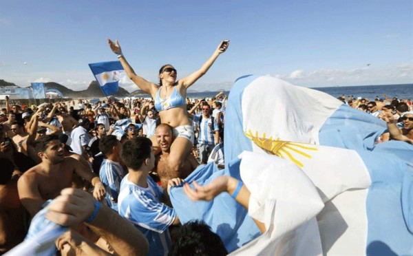 Argentinos y holandeses disfrutando de un gran ambiente en las gradas .