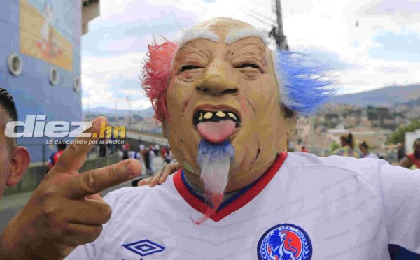 Afición del Olimpia se luce en juego de Pentagonal ante Marathón