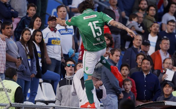 Patada de jugador a aficionado podría provocar sanción a estadio