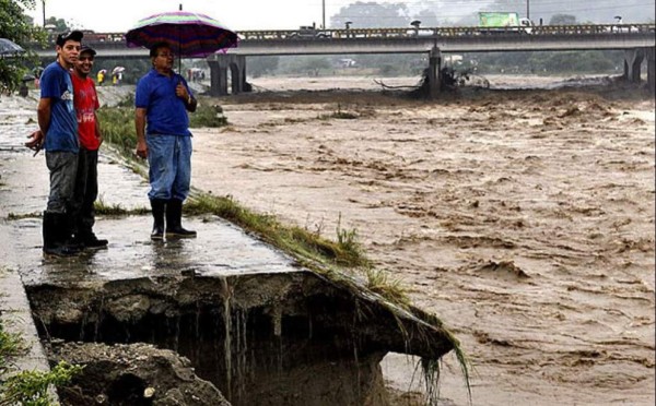 Tenebrosas fotos: Se cumplen 20 años del mortífero paso del Huracán Mitch por Honduras