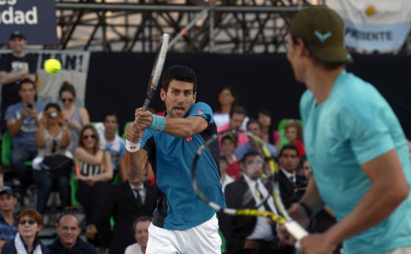 Nadal y Djokovic cierran gira con show de tenis y fútbol en Argentina.