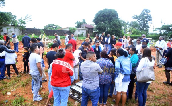 Las desgarradoras imágenes del sepelio de la madre de Kevin Hernández