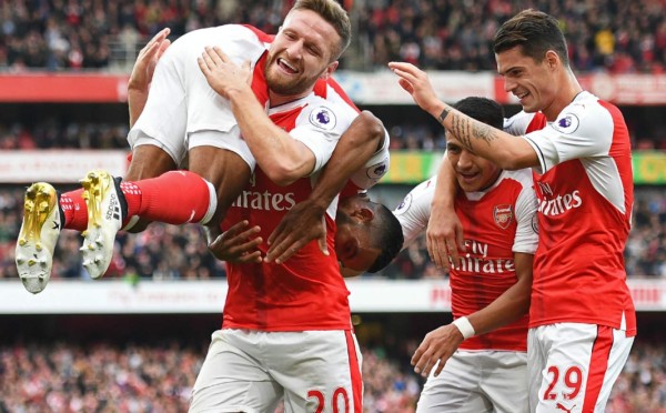 Victoria del Arsenal con 10 hombres y es colíder en la Premier League