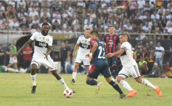 Locura total en Paraguay: Así fue el debut oficial de Adebayor con el Olimpia en un clásico
