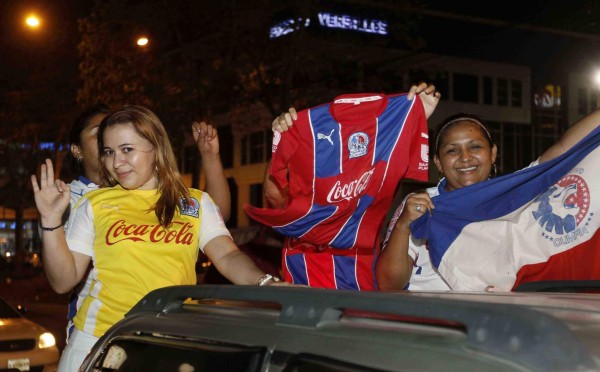 ¡Locura total! La afición olimpista invade las callejas para festejar la copa 30