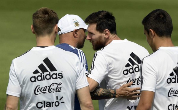 El beso de Jorge Sampaoli a Lionel Messi en su día de cumpleaños