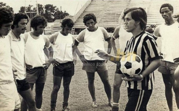 Técnico y ser humano ejemplar: Las 20 fotografías imborrables de 'Chelato' Uclés en su paso por el fútbol