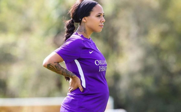 Sydney Leroux, la futbolista que entrena con casi seis meses de embarazo en el Orlando Pride
