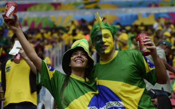 Ambiente en partido de Camerún y Brasil.