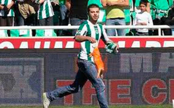 Las 10 cosas más raras lanzadas por los aficionados a un campo de fútbol