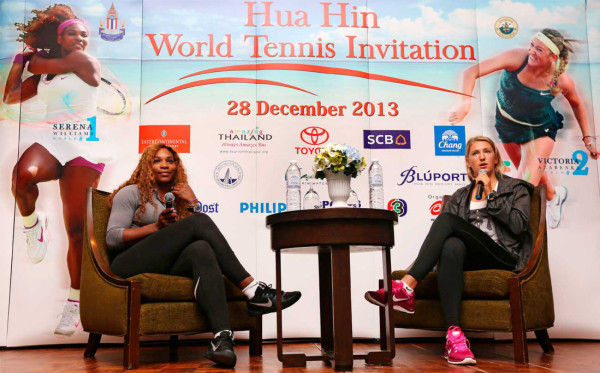 Victoria Azarenka y Serena Williams desfilan en Tailandia.