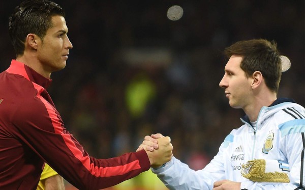 Cristiano y Messi se estrechan la mano en Old Trafford