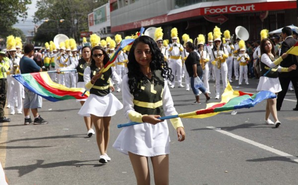 Las palillonas que se robaron las miradas en desfiles en San Pedro Sula