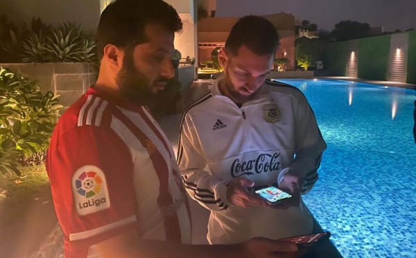 Al-Sheikh, el jeque árabe que quiere fichar a Messi y que sortea autos de lujo en los partidos en España