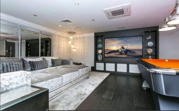 Con cancha de fútbol: La mansión de €4.2 millones de un exjugador del Manchester City