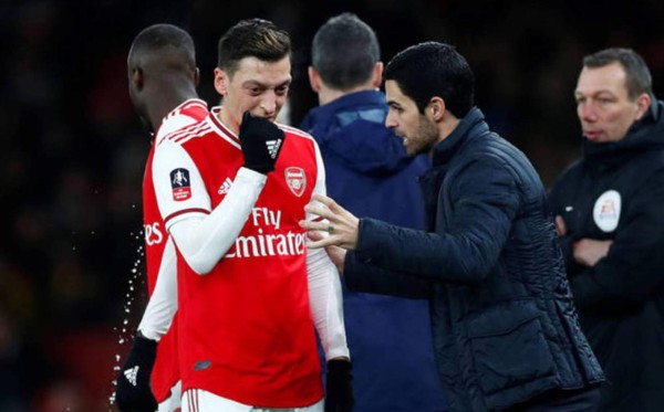 Ahora tiene una nueva ocupación: El calvario que vive Özil en el Arsenal por culpa de China