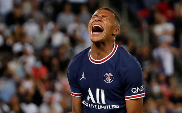 Arde el mercado: cuatro bajas en Barcelona, golpe en la mesa por Mbappé, primera víctima de CR7 en el United y los fichajes oficiales