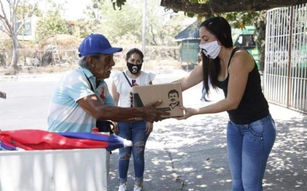 La hija del 'Chapo' Guzmán regala víveres y mascarillas con la imagen de su padre