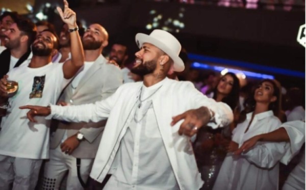 Así es la vida de millonario de Neymar en París: Su novia, jet privado y famosa mansión