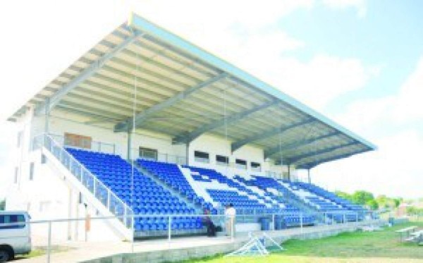 ¿Mejores que en Honduras? Los humildes, pero bonitos estadios en el Caribe