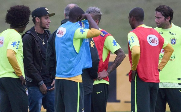 Neymar visitó a sus compañeros la concentración de Brasil.