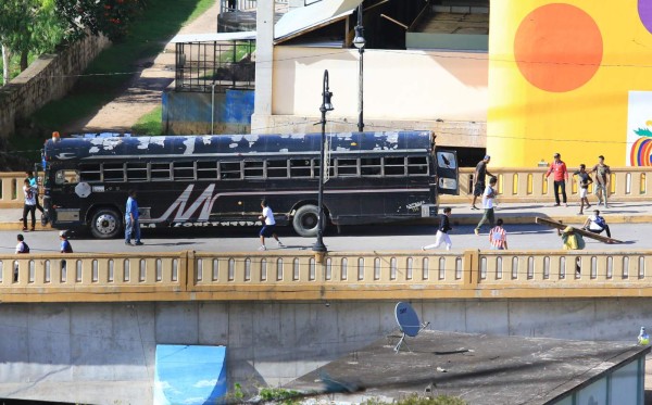 FOTOS: Vidrios rotos, sangre y muchas piedras dejó el clásico capitalino