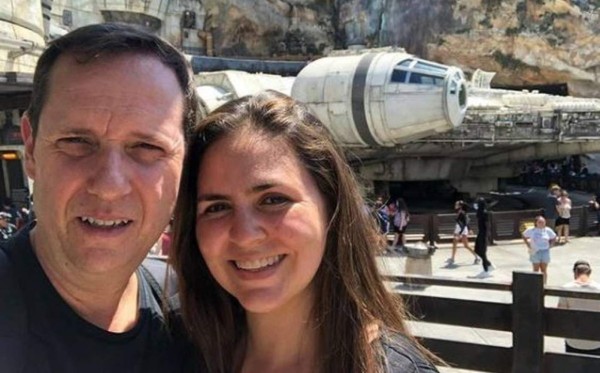 Paco Villa, narrador de TUDN, revela cómo se enamoró de su hermanastra y la convirtió en su esposa