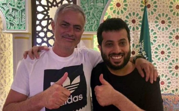 Al-Sheikh, el jeque árabe que quiere fichar a Messi y que sortea autos de lujo en los partidos en España