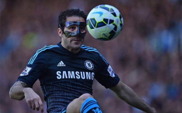 Futbolistas que han usado máscaras protectoras como lo hará Escober