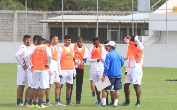 Roger Espinoza y su look se roba las miradas en entreno de Honduras