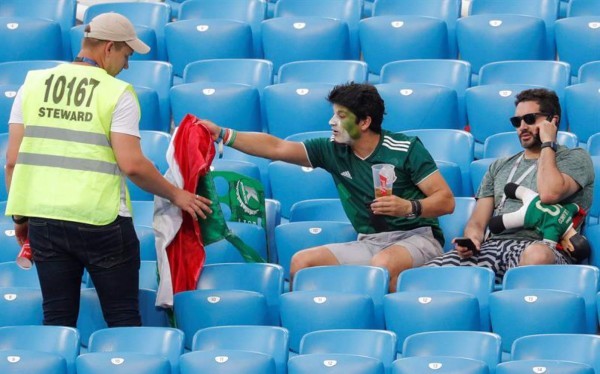 Dolorosas imágenes: Aficionados de México rompen en llanto por eliminación en Rusia