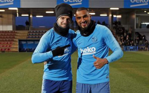 ¡Nuevo amigo! Así recibieron a Kevin Prince Boateng en su primer entrenamiento con el Barcelona