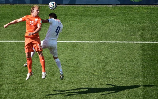 Holanda venció 2-0 a Chile con goles de Leroy Fer y Memphis Depay.