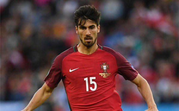 Los grandes futbolistas que le ha robado el Barcelona al Real Madrid en el mercado de fichajes