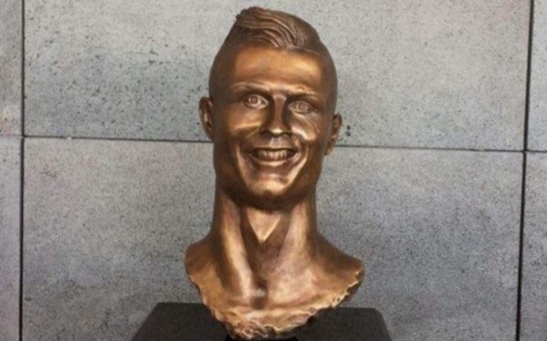 MEMES: Estatua de Cristiano en aeropuerto desata burlas en todo el mundo