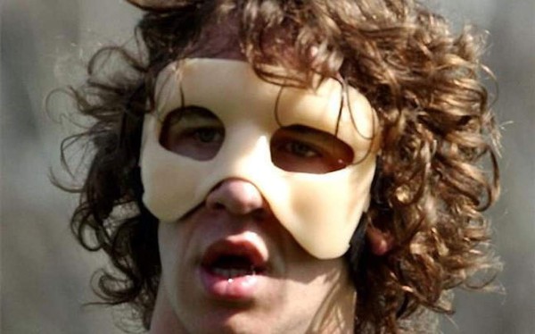 Futbolistas que han usado máscaras protectoras como lo hará Escober