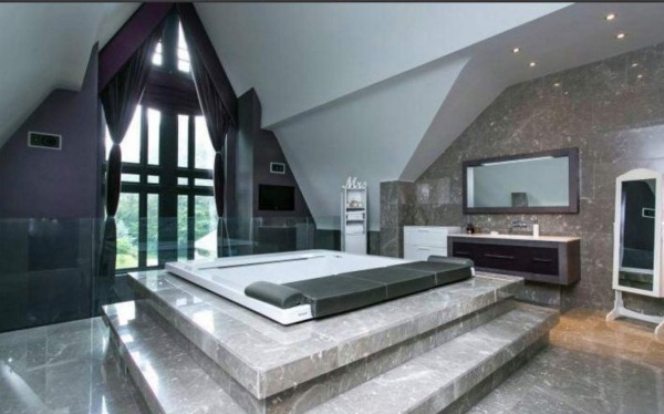 Con cancha de fútbol: La mansión de €4.2 millones de un exjugador del Manchester City