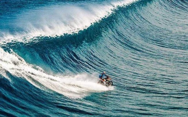 El australiano Robbie Maddison surfea colosales olas en motocicleta