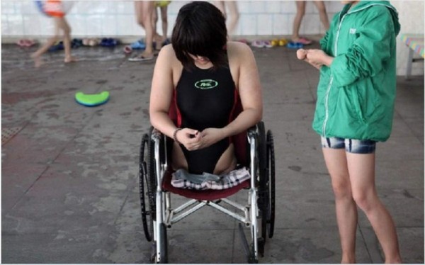 REPORTAJE: La increíble historia de una niña china, sin piernas y campeona de natación