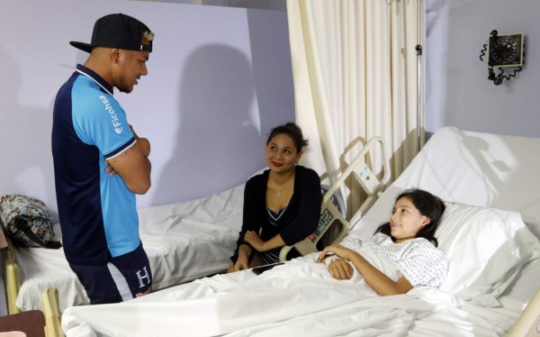 La Selección de Honduras emociona a los niños de la Fundación Ruth Paz