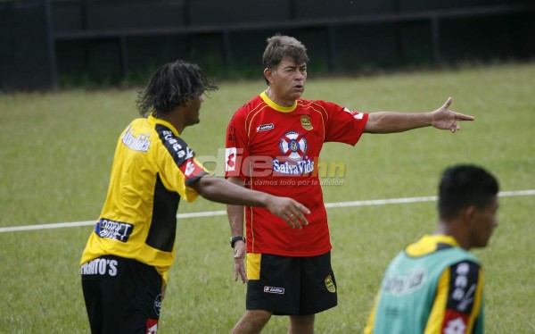 Real España: 19 procesos, 15 técnicos y apenas tres títulos en 10 años