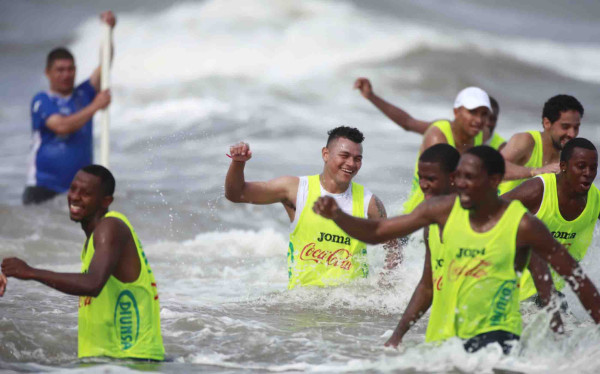 Selección de Honduras entrena en las playas.