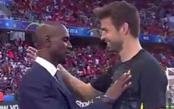 VIDEO: El emotivo reencuentro entre Piqué y Abidal en Francia