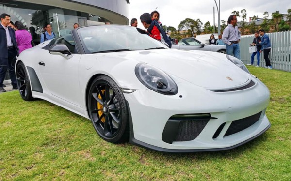 Con música de Maluma y un Porshe de lujo: Kun Agüero y sus vacaciones por Cerdeña