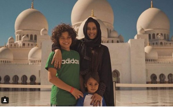 Ellos a jugar y ellas de vacaciones: El viaje de las novias del Real Madrid a Abu Dabi